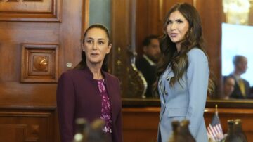 La presidenta Claudia Sheinbaum y la secretaria de Seguridad Nacional, Kristi Noem.