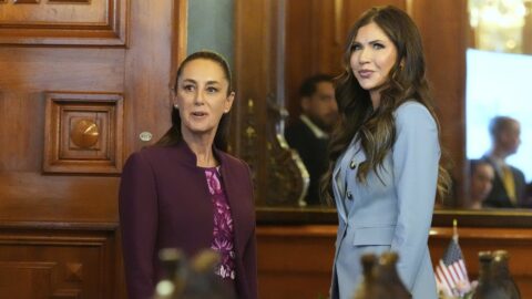 La presidenta Claudia Sheinbaum y la secretaria de Seguridad Nacional, Kristi Noem.