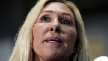 La republicana Marjorie Taylor Greene enfrenta críticas por no leer ley que aprobó.