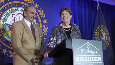La senadora Jeanne Shaheen y su esposo Bill.
