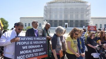 Activistas de Poor People's Campaign protestaron contra recortes en Medicaid y otros programas bajo ley presupuestal republicana.