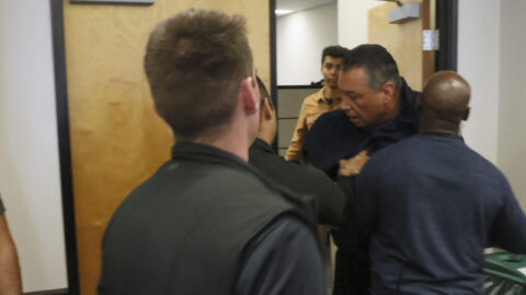 El senador Alex Padilla fue sacado a empujones de conferencia de prensa.