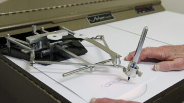 El "autopen" o bolígrafo automático es un dispositivo que utiliza bolígrafos u otros instrumentos de escritura para colocar la firma de una persona en documentos.