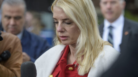 Bondi ha provocado la ira de los demócratas que dicen que ha politizado el Departamento de Justicia.