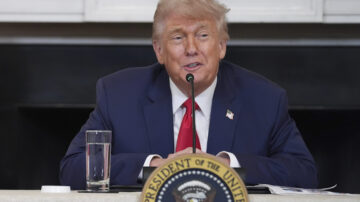 “La ciudadanía estadounidense es un privilegio reservado para quienes respetan nuestras leyes”, insiste Trump.