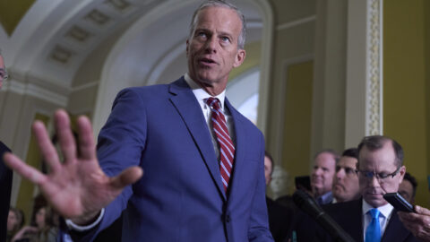 El líder de la mayoría del Senado, John Thune, republicano por Dakota del Sur, reconoció que Medicare podría sufrir recortes.