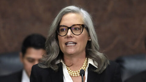 Kathleen Marie Hobbs, gobernadora de Arizona