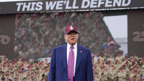 El presidente Donald Trump, pronunciando un discurso en Fort Bragg, Carolina del Norte.