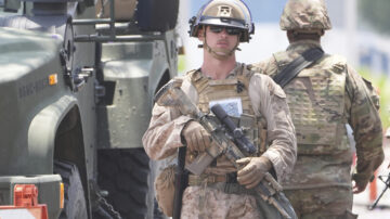 Marines en un punto de chequeo en las afueras de un edificio federal en Los Ángeles.