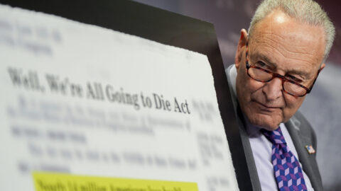 Schumer denunció los recortes al cuidado de salud y a los empleos en el proyecto de ley de presupuesto de Trump.