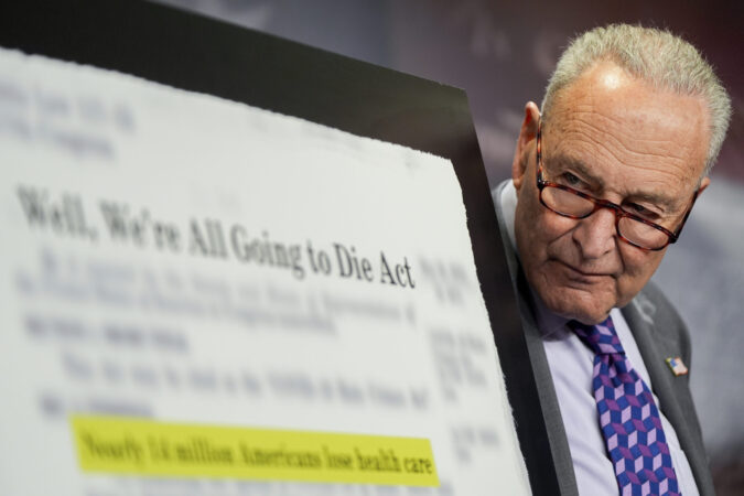 Schumer denunció los recortes al cuidado de salud y a los empleos en el proyecto de ley de presupuesto de Trump.